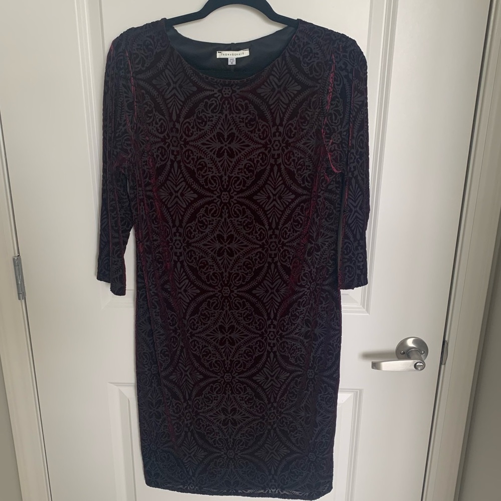 DONATING JAN 1 — TASH + SOPHIE – Velvet Design Sheath Dress